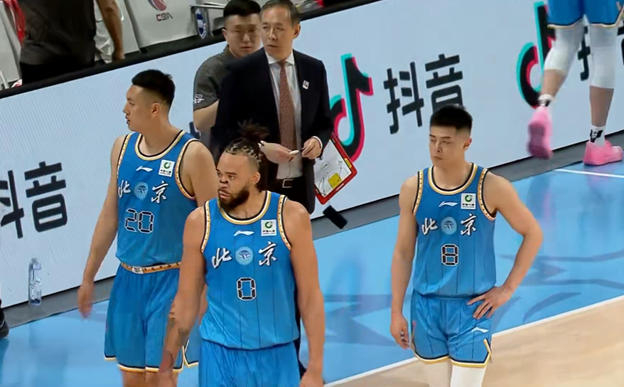 188金宝博体育app下载-CBA疯狂一夜：上海战胜北京夺19连胜，广厦又输广东，排名变乱了